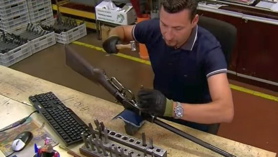 Hogyan készül az Uberti revolver és a winchester – videók