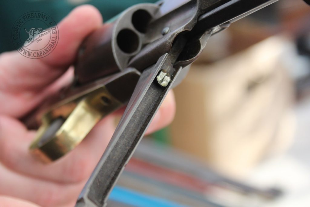 Remington Old Model: a csavar, amely a dobtengely előrecsúszását volt hívatott megakadályozni